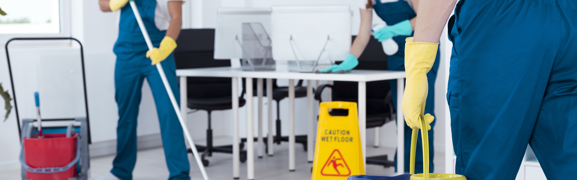 Reinigungspersonal beim Reinigen eines Büros