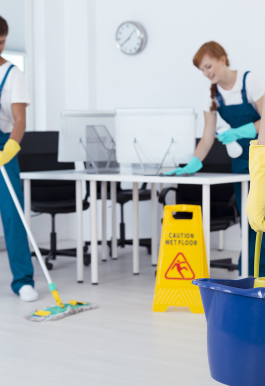 Reinigungspersonal beim Reinigen eines Büros