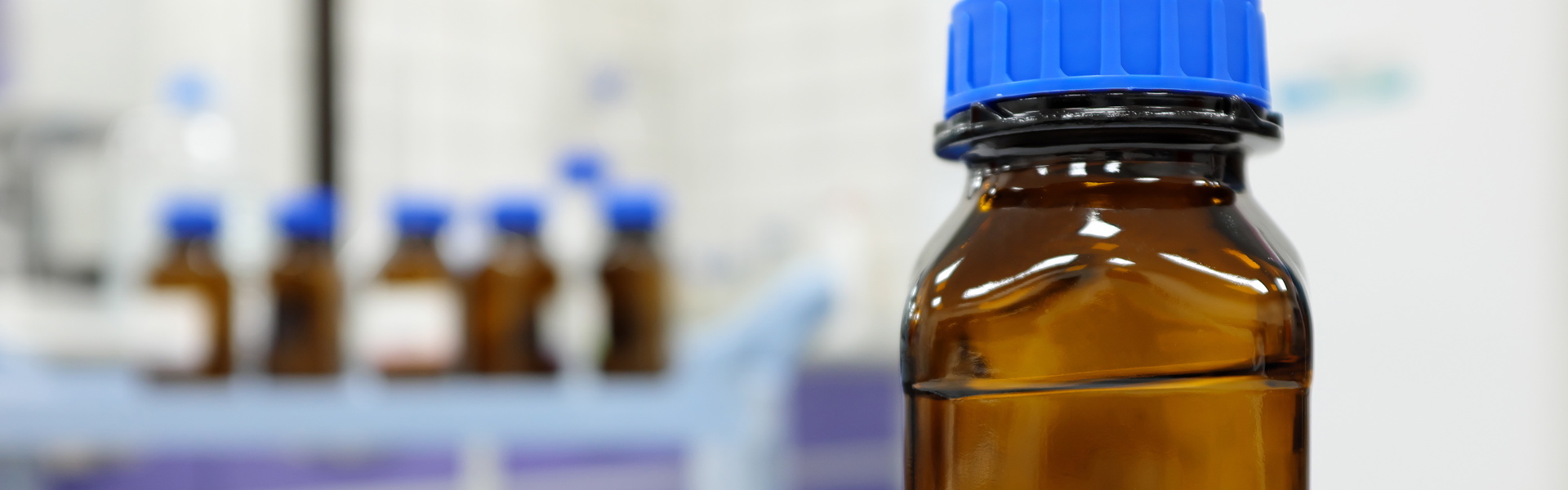 Selektiver Fokus von Ethanol- Braunglasflaschen in einem Labor mit unscharfen Hintergrund