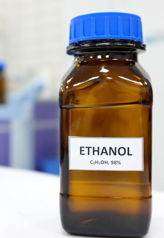 Selektiver Fokus von Ethanol- Braunglasflaschen in einem Labor mit unscharfen Hintergrund